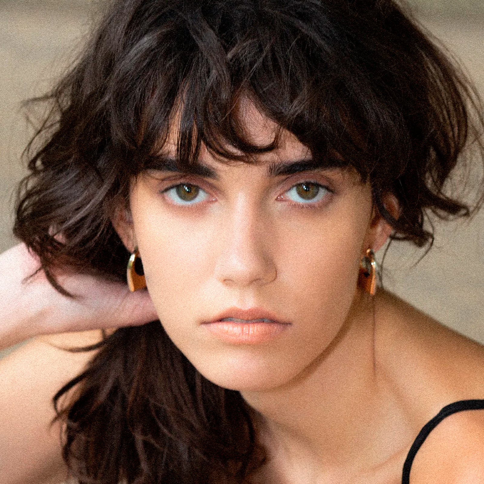 Prasi Medium Dois Imaos Earclips, on model