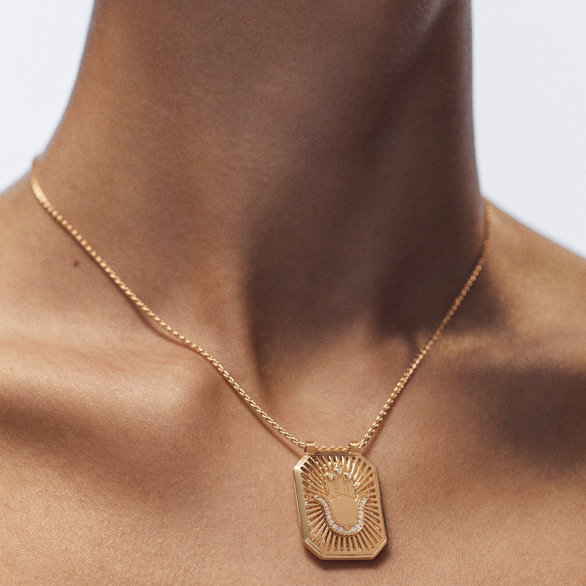 Hand Scapular on Spiga Chain 18K Yellow Gold