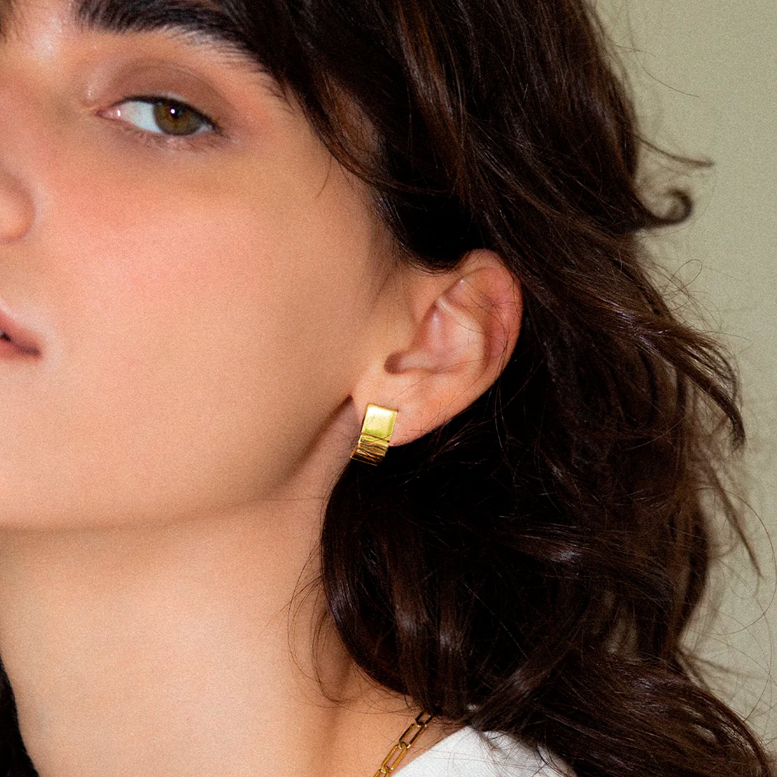 Prasi Santos Dumont Plain Earrings, on model
